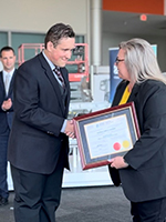 Melissa Young, directrice générale de Skilled Trades Ontario, remet le certificat.