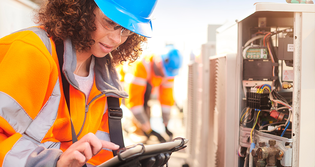 Image pour les certificats canadiens reconnus, femme commerciale utilisant une tablette.